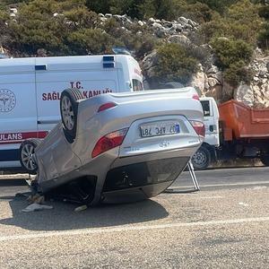 Antalya’da çöp kamyonuna çarpan araç takla attı: 3 yaralı