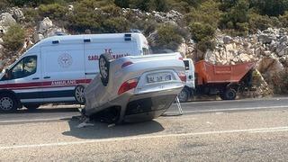 Antalya’da çöp kamyonuna çarpan araç takla attı: 3 yaralı