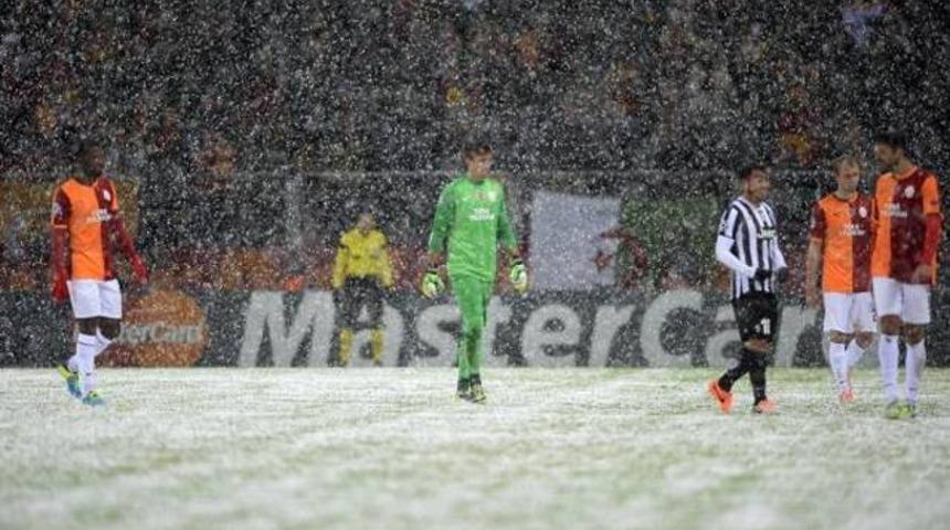 Galatasaray-Juventus ma&ccedil;ı tatil edildi