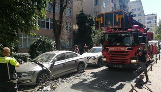 Şişli'de ağaçtan kopan dallar park halindeki otomobile zarar verdi