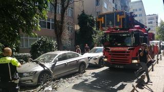 Şişli'de ağaçtan kopan dallar park halindeki otomobile zarar verdi