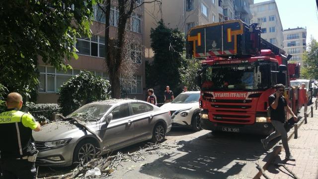 Şişli'de ağaçtan kopan dallar park halindeki otomobile zarar verdi