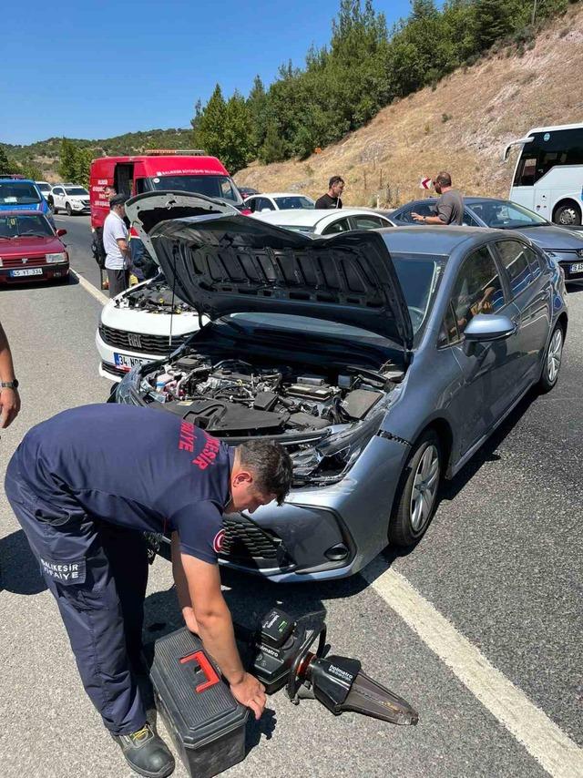 640xauto Asfaltın erimesi zincirleme kazaya neden oldu: 8 yaralı