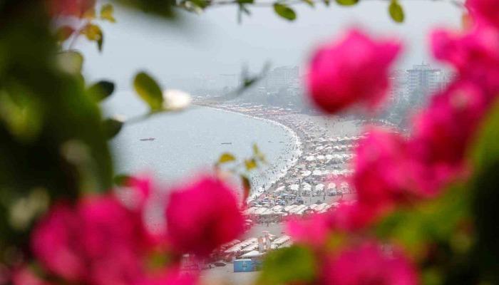700x400 Antalya’da sıcaktan bunalanlar sahile akın etti