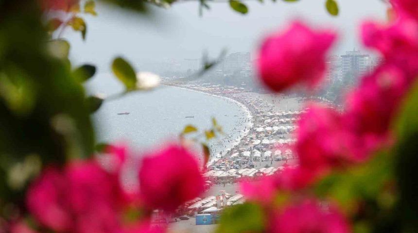 Antalya’da sıcaktan bunalanlar sahile akın etti