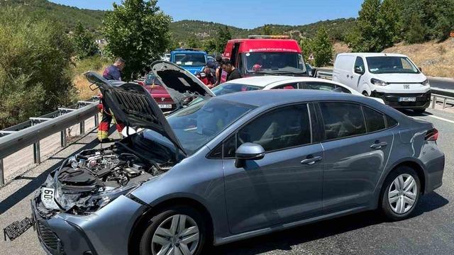 Asfaltın erimesi zincirleme kazaya neden oldu: 8 yaralı