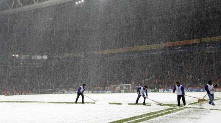 Türk Telekom Arena çatırdıyor!
