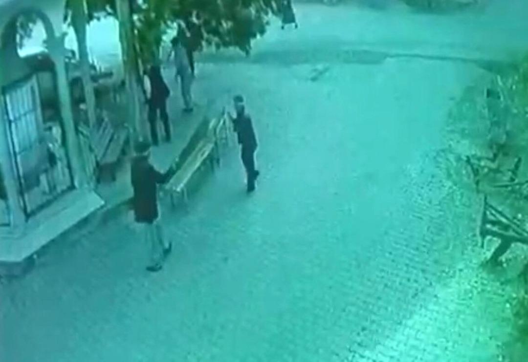 Bir elinde baston diğer elinde silah! Yaşlı adam dehşet saçtı: Yaralılar var 2