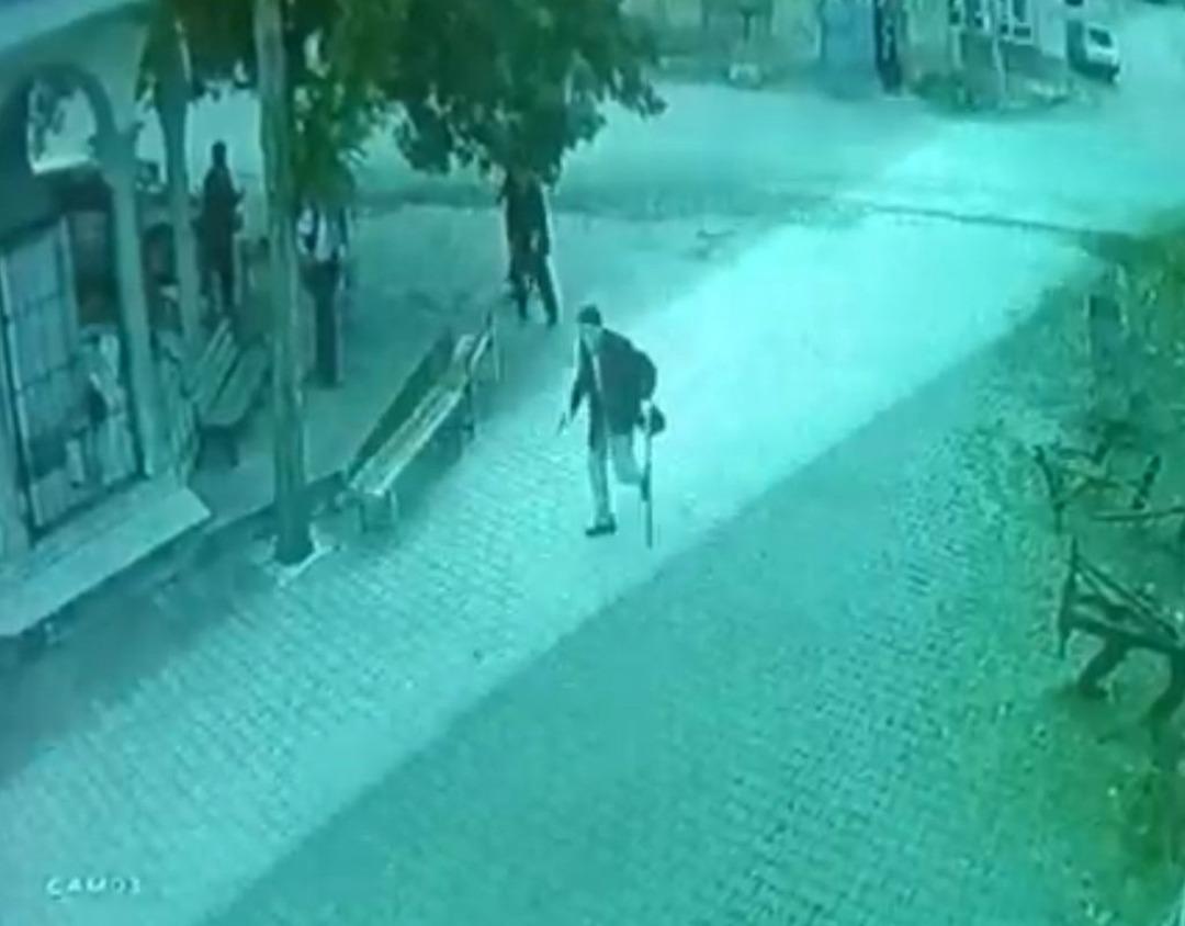 Bir elinde baston diğer elinde silah! Yaşlı adam dehşet saçtı: Yaralılar var 3