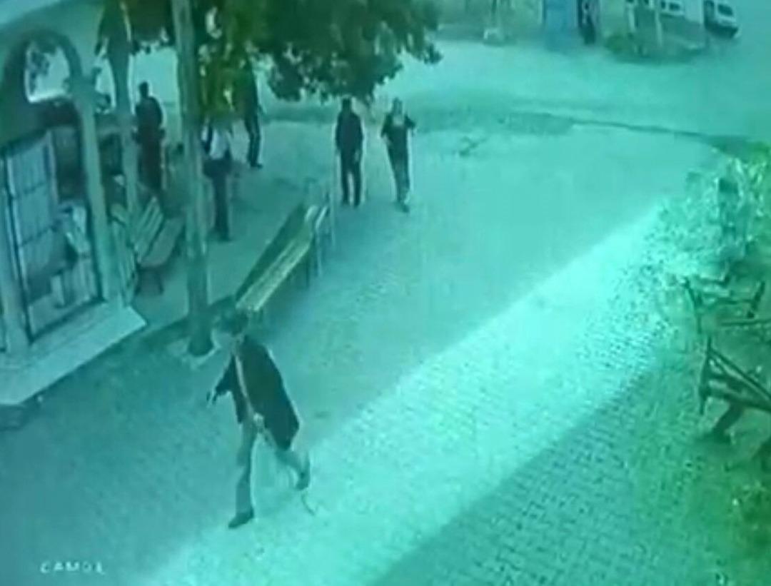 Bir elinde baston diğer elinde silah! Yaşlı adam dehşet saçtı: Yaralılar var 4
