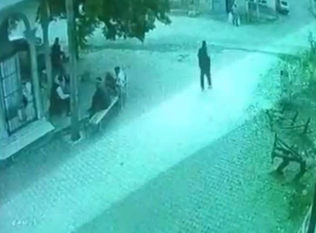 Bir elinde baston diğer elinde silah! Yaşlı adam dehşet saçtı: Yaralılar var 1