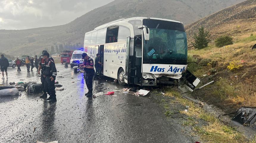 Sivas'ta feci kaza! Yolcu otobüsü dağın yamacına çarptı: Ölü ve yaralılar var
