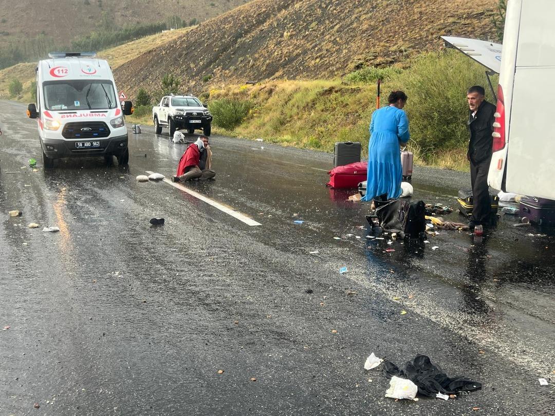 Sivas ta feci kaza! Yolcu otobüsü dağın yamacına çarptı: Ölü ve yaralılar var 2