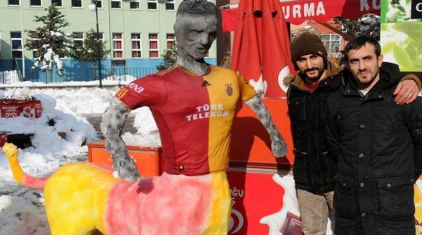 Drogba&rsquo;nın kardan heykelini yaptılar