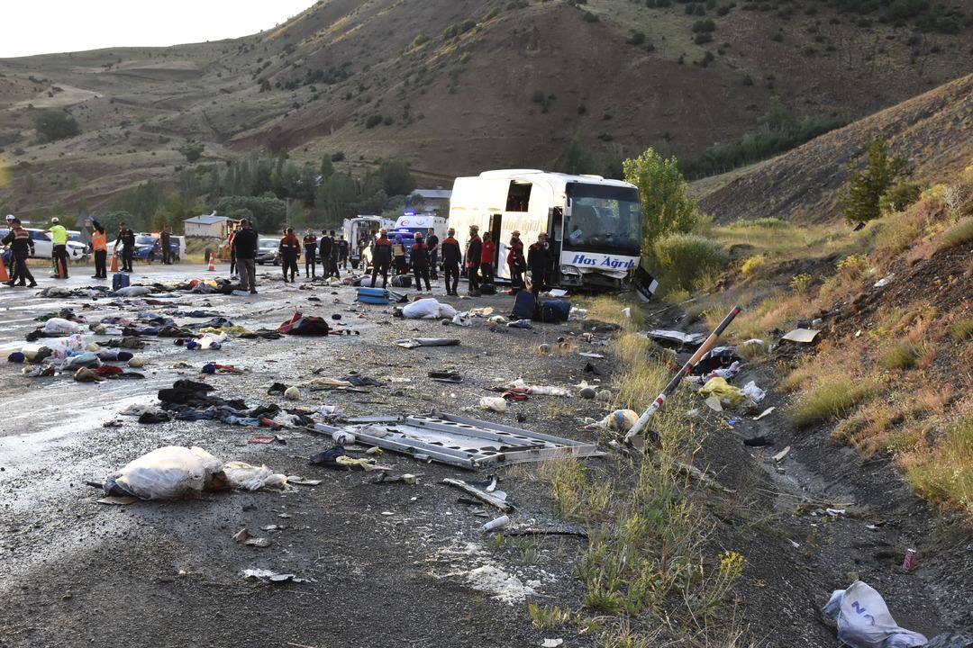 Sivas ta feci kaza! Yolcu otobüsü dağın yamacına çarptı: Ölü ve yaralılar var 5