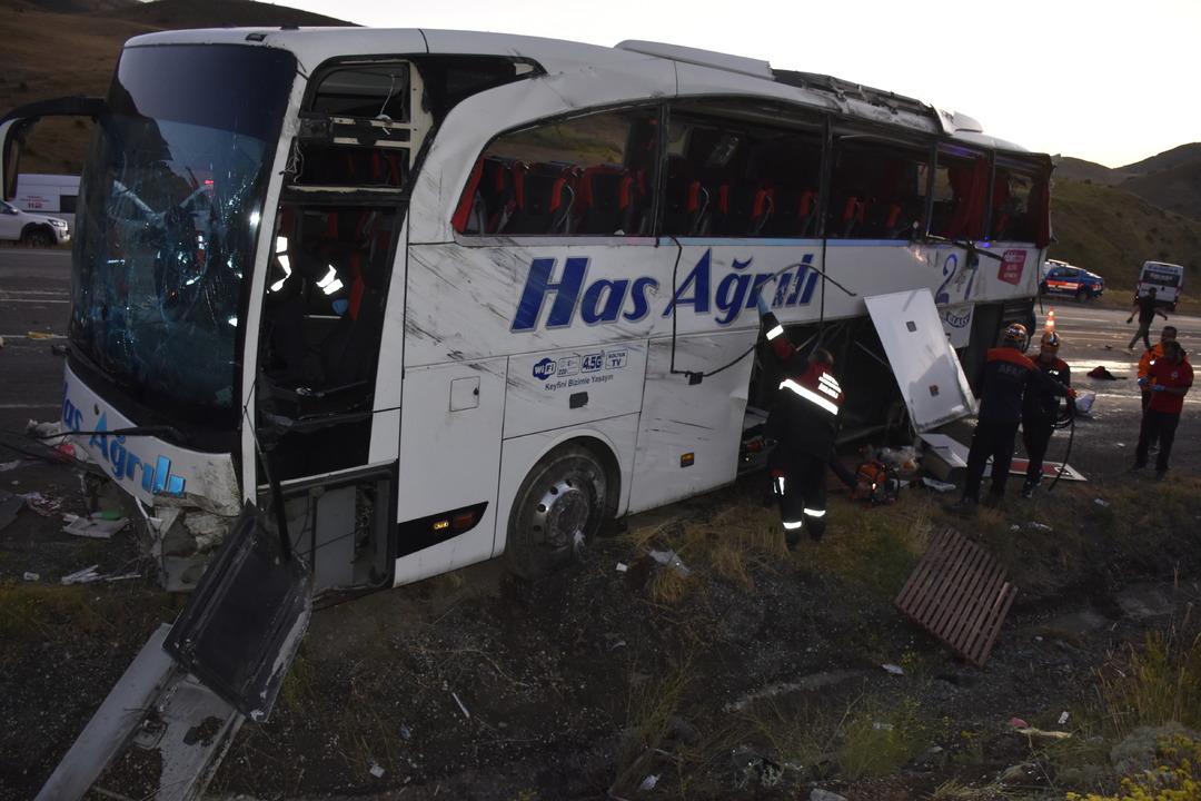 Sivas ta feci kaza! Yolcu otobüsü dağın yamacına çarptı: Ölü ve yaralılar var 4