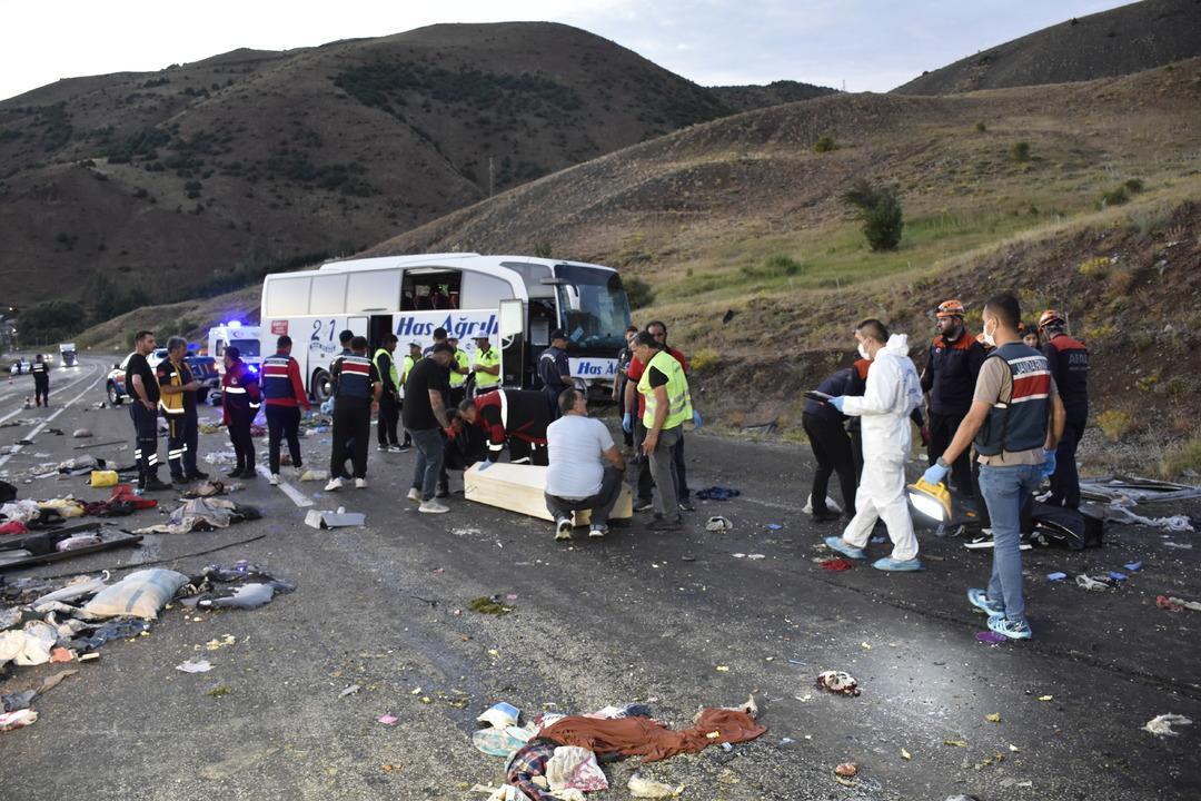 Sivas ta feci kaza! Yolcu otobüsü dağın yamacına çarptı: Ölü ve yaralılar var 3