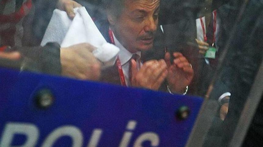 Galatasaraylı y&ouml;neticiye taraftar saldırdı