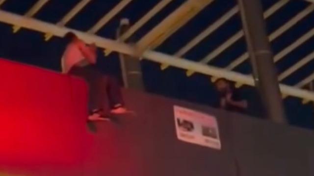 Üst geçitteki genci ikna etmeye çalışan polis asansör boşluğuna düşerek yaralandı