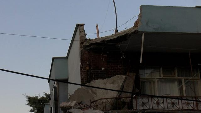 Küçükçekmece'de dairenin balkonu çöktü! Bina tahliye edildi