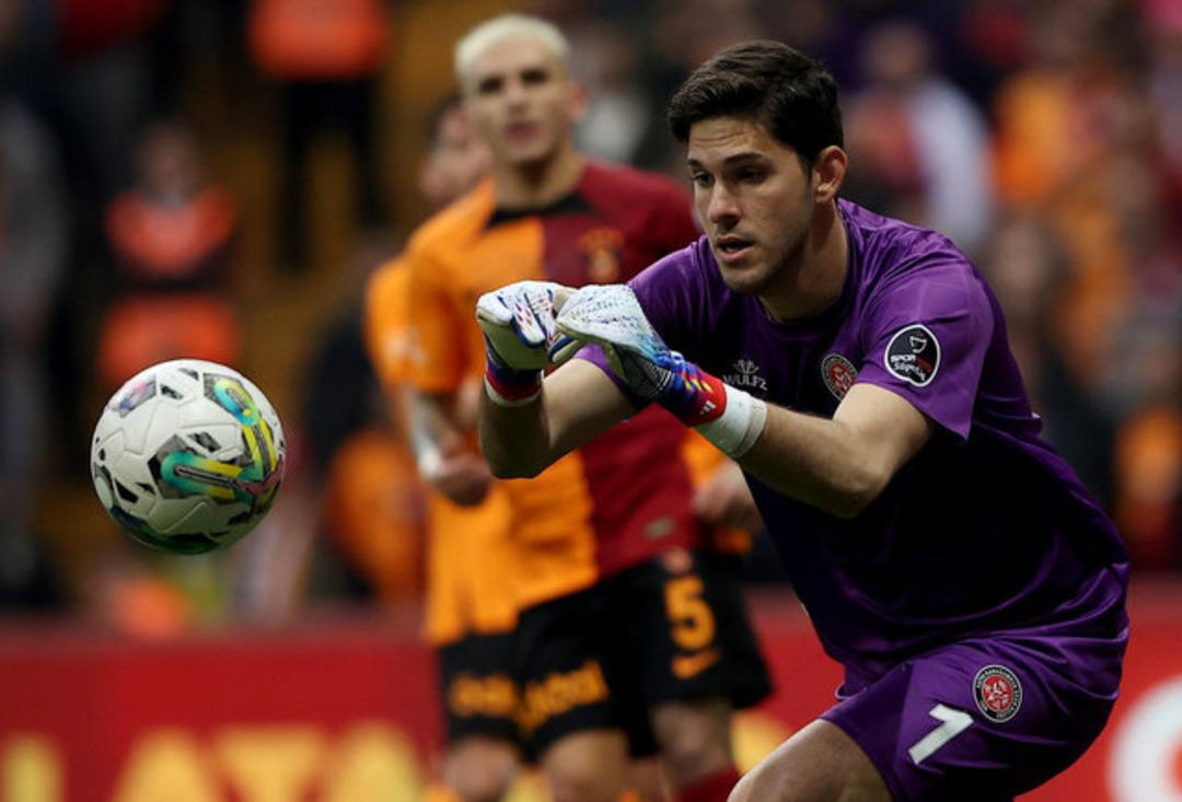 Hazırlık maçında yürekler ağza geldi! Galatasaray da korkutan sakatlık... Yerde hareketsiz kaldı, sedyeyle oyundan alındı 1