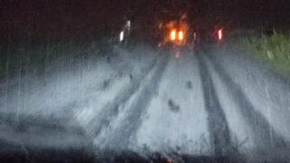 Dolu yağışı karayolunu beyaza bürüdü, sürücüler zor anlar yaşadı