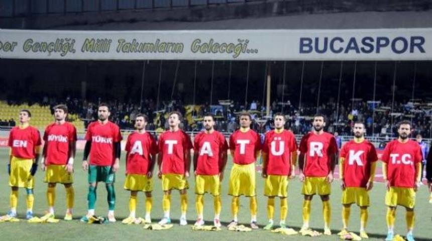 Sahaya 'En b&uuml;y&uuml;k T&uuml;rk Atat&uuml;rk' tiş&ouml;rt&uuml;yle &ccedil;ıktılar