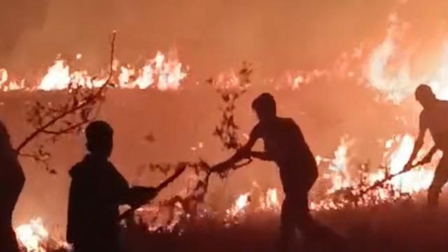 Hakkari-Van il sınırında arasında çıkan yangın korkuttu