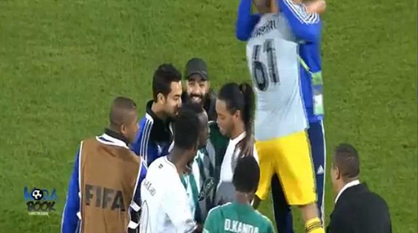 Ronaldinho'yu sahanın ortasında soydular