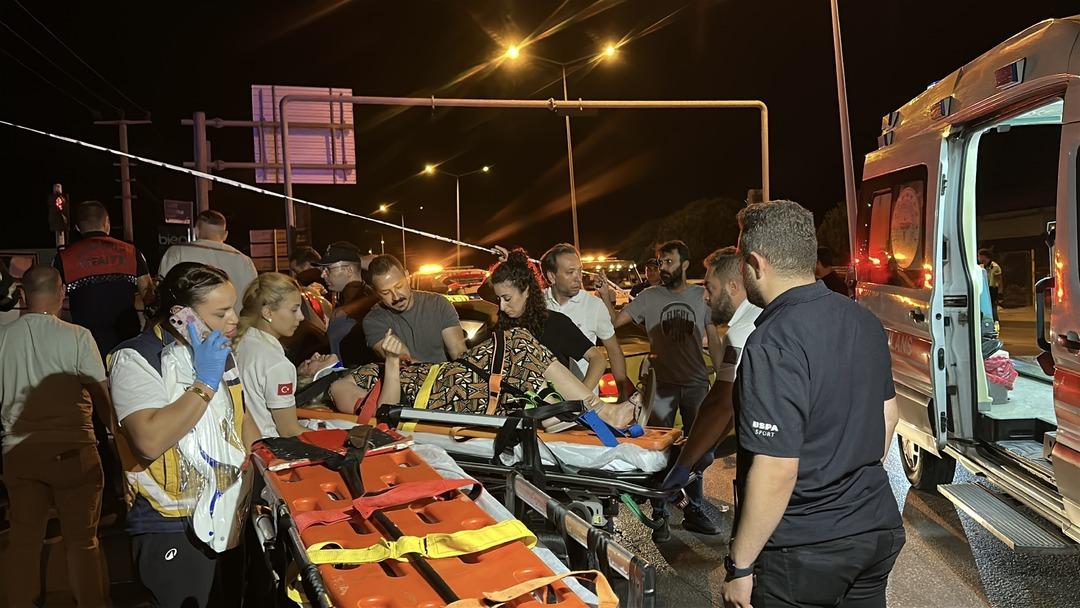 Çanakkale de feci kaza! Taksi ile otomobil çarpıştı: 8 yaralı 1