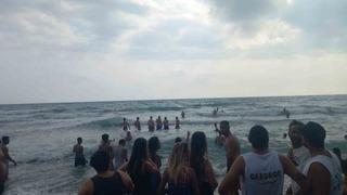 Denizde çırpışını gören yardıma koştu! Korku dolu anlar