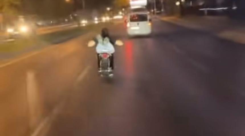 Bursa’da motosiklete uzanarak gitti, canını hiçe saydı