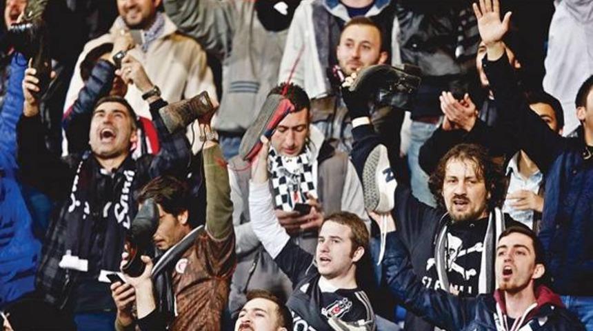 &Ccedil;arşı trib&uuml;ne geri d&ouml;nd&uuml; her yere tepki