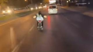 Bursa'da motosiklete uzanarak gitti, canını hiçe saydı