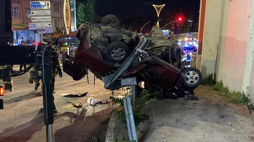 İzmit'te feci kaza: Otomobil, çarptığı bariyerde asılı kaldı! 2 kişi hayatını kaybetti