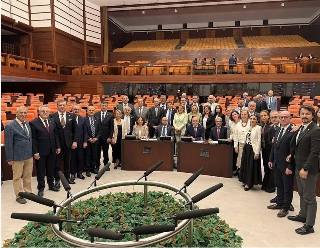 Resmi olarak kapandı! Yan yana dizilip fotoğraf çekildiler... Günler sonra açılacak 1