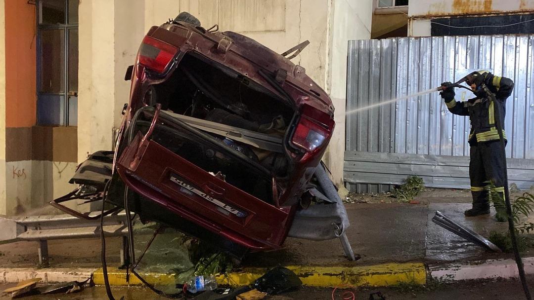 İzmit te feci kaza: Otomobil, çarptığı bariyerde asılı kaldı! 2 kişi hayatını kaybetti 2