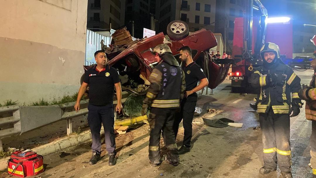 İzmit te feci kaza: Otomobil, çarptığı bariyerde asılı kaldı! 2 kişi hayatını kaybetti 3