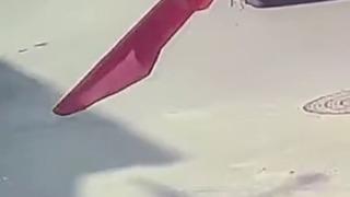 Kadının yere düşürdüğü altın bilekliğini alıp, yoluna devam eden şahıs kameraya yansıdı