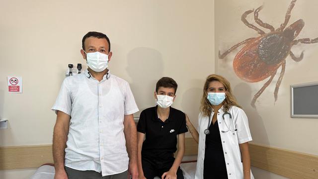 Kene kabusu devam ediyor! Cenaze için gittiği şehirde kene ısırdı: Ölümcül risk taşıyan hastalığa yakalandı...