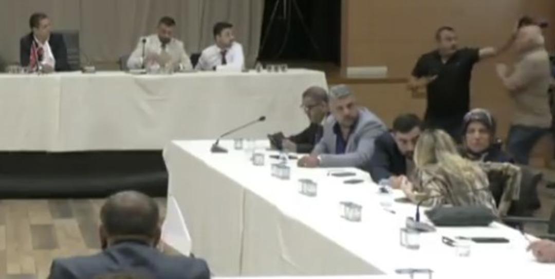 Şile Belediye Başkanvekili seçimi sırasında gerginlik! Ayakkabı fırlatmaya çalıştı 1