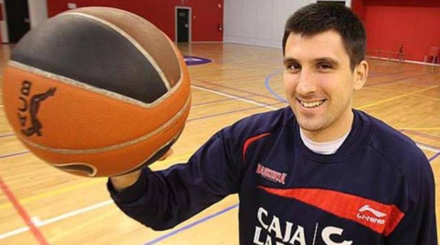 Efes Bjelica'yı aldı!