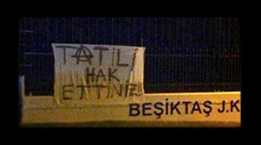 &Ccedil;arşı'dan pankartlı tepki: Tatili hak ettiniz