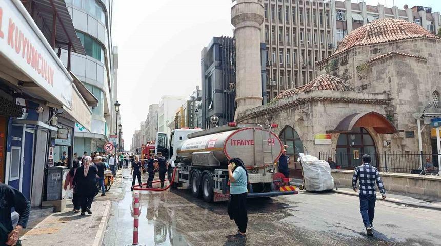 Adana’da kuyumcudaki yangın paniğe neden oldu