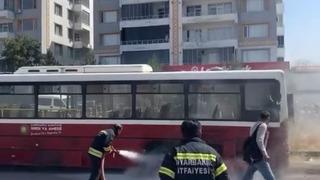 Durakta yolcu bekleyen halk otobüsünde yangın
