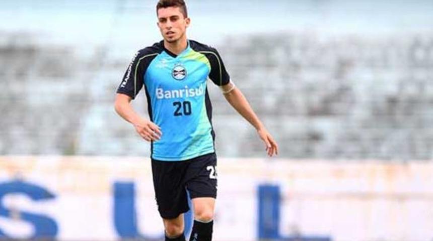 Alex Telles vedalaştı