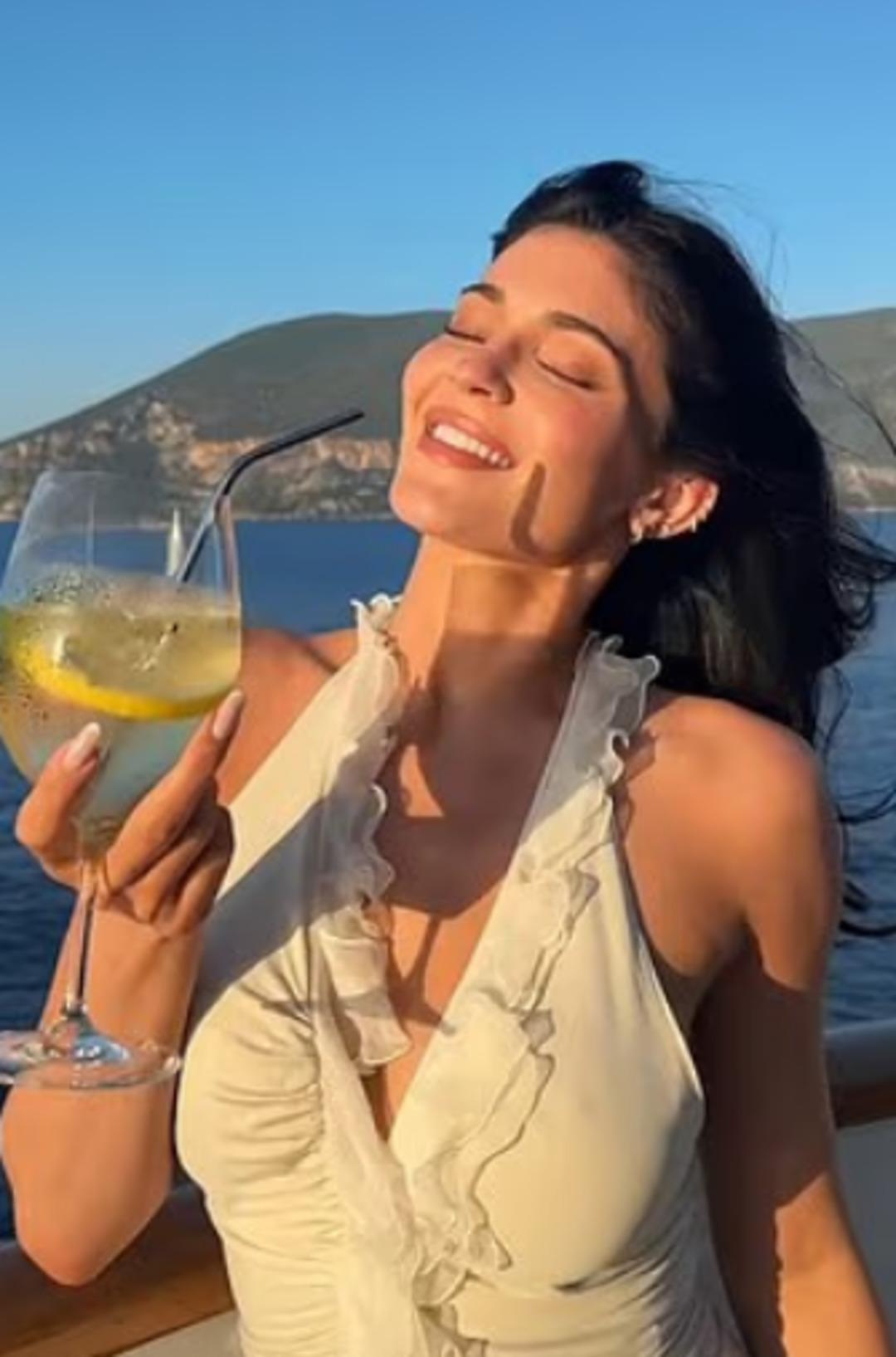 Yunanistan’ın ünlü restoranı Kylie Jenner ı paylaştı! Sosyal medyada tepki yağdı 1