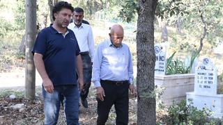 Mezarlıkta vardiyalı nöbetteler 'Tanımadığımızı almıyoruz' Tüm köy seferber oldu! Cezası 500 bin liradan fazla