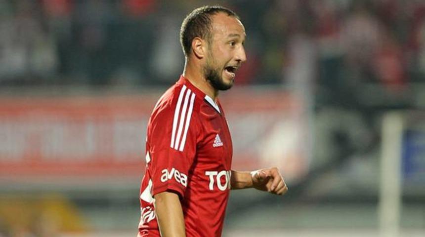 Beşiktaş Mehmet Akg&uuml;n'le yollarını ayırdı