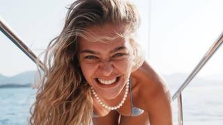 Melisa Döngel bu sefer İtalya'da! Beyaz bikinisiyle poz verdi